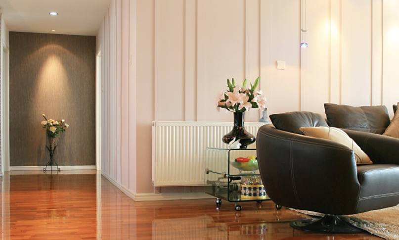 1565852409651070.jpg 在我們挑選暖氣片時,不僅要看價格,還要看產品和服務,才能避免吃虧上當。
選擇暖氣片從哪些角度出發?
1.看材質
材質影響到產品的使用和壽命。廠家選擇的材質過關,不僅在使用中減少漏水等問題,還能夠延長暖氣片的壽命。用戶在挑選材質時,可以咨詢一下鋼管或銅管的壁厚,一些特殊產品的片頭和壁厚是不同的,片頭需要加厚,才能抵抗住常年侵蝕。材質要求均勻,無凸起,無水波紋。
2.看安裝
很多廠家都有自己的安裝隊,或者有固定合作的安裝隊。安裝人員統一持證上崗,經驗豐富。對自己工廠的產品也比較了解,在測量、方案設計中考慮細致全面。暖氣片安裝時噪音小,測量、打孔、懸掛、打壓等步驟齊全考究,接口緊密,管路布局橫平豎直,彎管接頭少。
3.看工藝
暖氣片的生產工藝和品牌廠家密不可分。有些不良小廠家采用回收二手暖氣片,簡單去銹刷漆之后再投放市場,雖然暖氣片價格很便宜,但這種暖氣片往往使用不了一兩年就會漏水。真正品質好的暖氣片,往往通過下料、打孔、焊接、組裝、打壓、打磨、噴涂等幾十道精細工序生產而成,后還有嚴格的質檢。這樣的暖氣片使用起來才會安心。
4.看售后
正規產品都有相關的質保協議,在質保期內出現質量問題可以免費更換,因為暖氣片的品質問題給用戶造成的財產損失,還可以通過保險賠付。強大妥善的售后不僅是品牌實力的體現,也是產品過硬品質的體現。
5.看品牌
一款品牌形成往往需要多少年的沉淀和口碑傳播,才能在市場上占領一席之地。品牌類廠家,不僅有實力在選材、工藝方面投入較高的成本,在后期服務上也有相關的保障。一旦產品出現問題,可以免費更換,出現暖氣片不熱等問題,還可以上門維修。不會出現暖氣片漏水等問題找不到廠家、相互推卸責任等問題。
挑選暖氣片時,不僅要看價格,還要看產品和服務,才能避免吃虧上當。
更多資訊盡在鼎格舒適家,免費設計方案和報價。鼎格舒適家www.pinganyw.cn(全稱四川鼎格舒適家科技有限公司)是知名成都地暖公司,專業提供地暖,暖氣片,中央空調,新風,凈水系統的銷售,設計,安裝等服務。